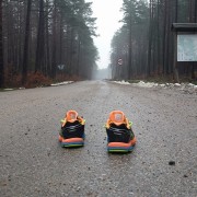 Jak bezpiecznie trenować bieganie w okresie jesienno -zimowym.