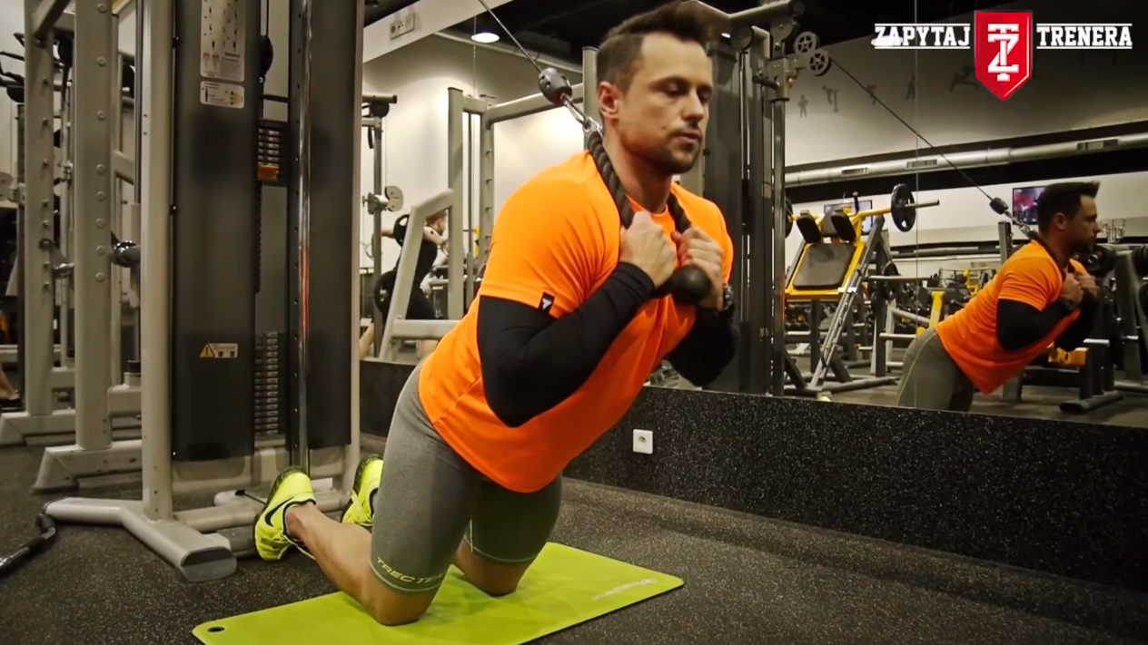 Paweł Zontek pokazuje jak wykonać ćwiczenie na brzuch "allahy"