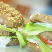 Hamburger wołowy, Kurczak w sosie miętowym: Kuchnia kulturysty - Michał Karmowski 