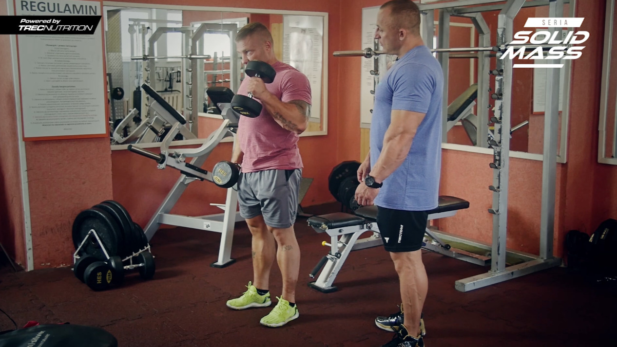 Ćwiczenia na biceps - trening na masę uginanie młotkowe z Tomaszem Lechem