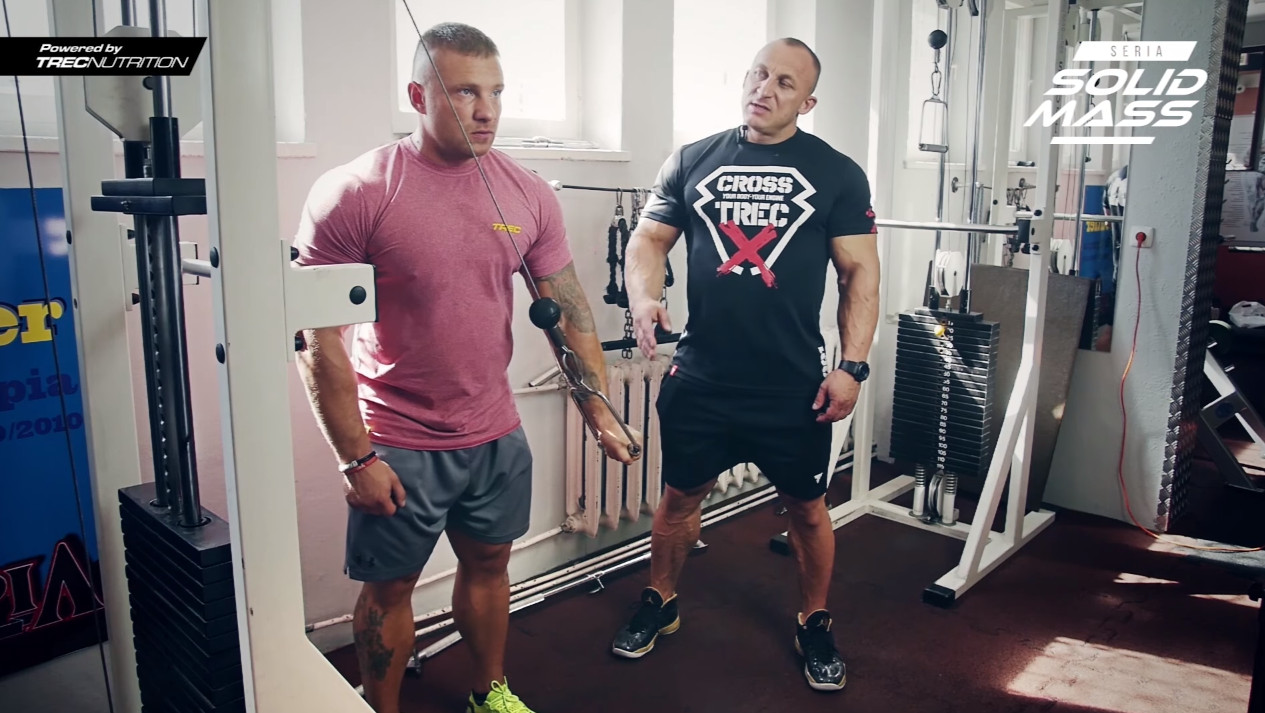 Ćwiczenia na Triceps z Tomaszem Papajem Lechem w serii SOLID MASS - Prostowanie ramienia na wyciągu