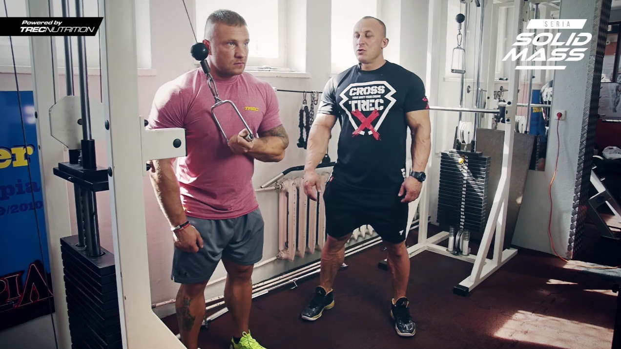 Prostowanie ramienia na wyciągu - Ćwiczenia na Triceps z Tomaszem Lechem